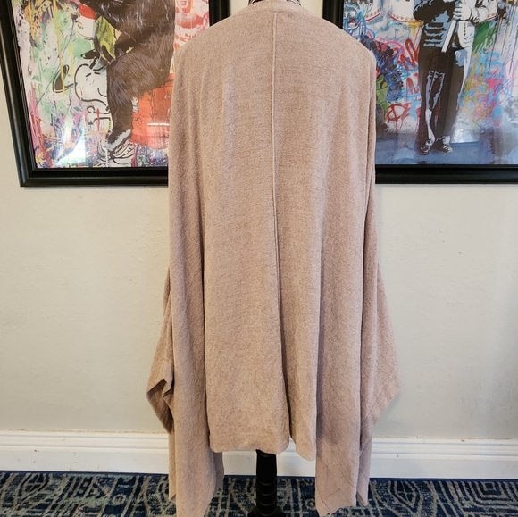 BAREFOOT DREAMS Kimono Cardigan ONE SIZE PLUS (worn 1x) - Picture 6 of 11